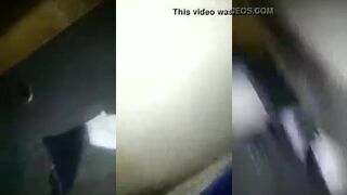بيغفل المموس و يصورها و هي بتمسح لبنزبر سكس مصري  من علي كسها الممحون و عماله تدور علي الاندر بتاعها شرموطه حيحانه