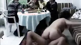 العرص والشرموطه هاجوا علي بعض قدام اهلهم  مسكها  سكس مصري علي الارض نكها وفشخ كسها الحيحان نيك وهم قعدين يتفرجوا عليهم