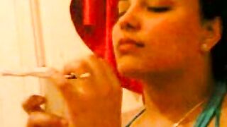 الشرموطه بترقصلي شرقي بطقم الداخلي و هي مسكه السجاره  سكس مصري و عماله تتشرمط و تتعالق عليا هيجتني عليها فشخ بنت المتناكه
