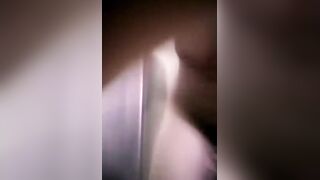 اللبوه الهايجه قعده علي الارض و مثبت الكاميرا  فيلم سكس  علي كسها الهايج و هي عماله تفرك و تبعبص فيه غرقت الارض مايه من كسها