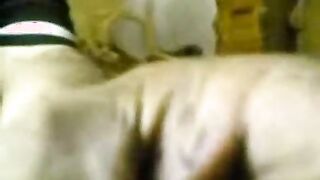 القواده ام شهد بعتت بنتها ل زبون في الورشه اللبوه لابسه قميص نوم اسود  فيلم سكس  حكايه تحت العبايه مسكها فشخ طيزها نيك