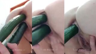 الشرموطه الهايجه من كتر هايجنها جايبها خيارتين كبار فشخ  فيلم سكس  و مدخل وحده في طيزها و التاني في كسها و فشخ نفسها نيك
