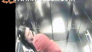 اللبوتين مخدوش بالهم ان في كاميرات في الاسانسير صورتهم و هم نزلين بوس  فيلم سكس  في بعض و تقفيش في بزازهم و اكساسهم