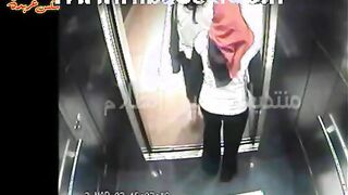 اللبوتين مخدوش بالهم ان في كاميرات في الاسانسير صورتهم و هم نزلين بوس  فيلم سكس  في بعض و تقفيش في بزازهم و اكساسهم