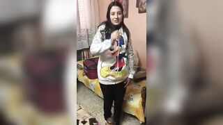 المموس راحت ل صاحبها البيت و هو استغل الفرصه وخلاها تخلع فيلم سكس   هدومها كله و عمال يمشي ايدو علي شفايف و ظنبور كسها