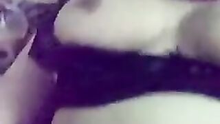 الشرموطه العراقيه الممحون راحت ل عشيقها الهايج بيتوا نزلة علي ركبها فضلت  منتديات سكس تلحس وتمص في زبر مسكها فلقس طيزها و فشخها نيك