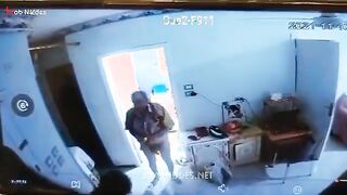 الشرموطه كانت جايبه عشيقها في البيت  سكس مصري جامد و جوزها جاب اهله و خلهم قفشوها وهي معا و عريانه ملط و بتقولوا مفيش حاجه