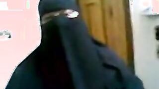 الهايجه المنقابه راحت ل عشيقها الهايج البيت و هي سكس مصري جامد  عارفه انوا بيصورها وهي نزله مص ولحس في زبر وبضانوا فشخها نيك