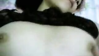 القوداه المموس جايبه زبون ل بنتها ينكها في سكس مصري جامد  طيزها وهي واقفه معاهم خايفه عليها يفتحها عشان لسه بنت بنوت