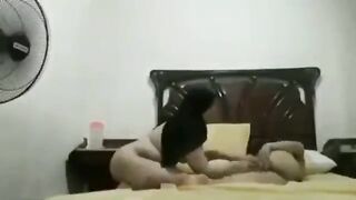 القواده المموس بتهيج بنتها الحيحانه  سكس مصري جديد قبل ما الزبون يدخل مسك البت فشخها نيك و القواده بتلعب في خرم طيزوا