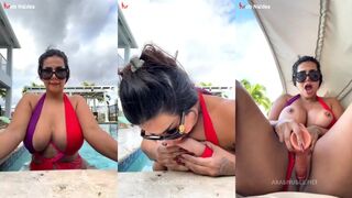 المنيوكه الهايجه قعده في البسين وفاتحه لايف وهي بتلعب  شرمها سكس  في بزازها و طلعت من البول عشان تفشخ كسها بزبر الصناعي