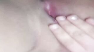 الشرموطه ام كس شرقان بتكلم صاحبها فيديو وهي عريانه ملط و  سكس تويتر عماله تعصر في بزازها و تفرك و تبعبص في كسها الهايج