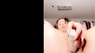 المنيوكه الحيحانه ايه خلف فاتحه لايف ناااار وهي قعده علي الكرسي عريانه وملط و فشخ كسها نيك بزبر الصناعي bzazy