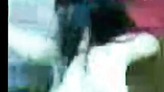 القحبه الممحونه لابسه قميص نوم احمر جامد فشخ رجليها ل حبيبها و بتقولوا بص كسي هايج ازاي و عامل ينزل لبن xnxx عربي