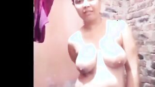 لبوه اندر ايدج  بتكلم حبيبها فيديو كول وهي بتاخد شاور وجسمها مليان صابون عماله تحسس علي كسها المشعر لبوه xnxx مصري