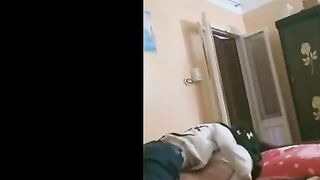 المموس ندي راحت ل احمد سكس سوداني  صاحبها الشقه مسكها خلعها البنطلون و دخل زبر في طيزها بالعافيه  وهي عماله تصوت