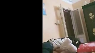 المموس ندي راحت ل احمد سكس سوداني  صاحبها الشقه مسكها خلعها البنطلون و دخل زبر في طيزها بالعافيه  وهي عماله تصوت