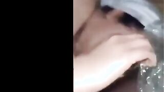 مدام حنان مديرة سكن سكس سوداني  البنات الجامعي م>نوقه في مكتبه من طالب قد عيالها مسكها علي حرف الكنبه فاشخ كسها نيك