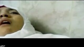دكتور خالد الزبير >نق الممرضه سكس سعودي  المموس جوا غرفة الكشف في العياده وفشخ كسها الهايج نيك وهي عماله تقولوا براحه ياخالد