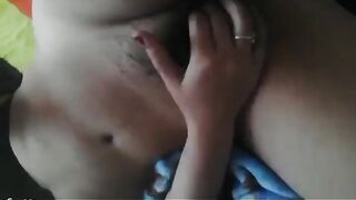 اللبوه الممحونه نايمع علي السرير سكس سعودي  و فشخ كسها المشعر دعك و بعبصها عايزه تضرب سبعه و نص باي طريقه و تريح كسها