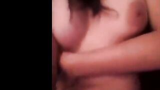 لبنه القحبه السعوديه منزله استوري سكس سعودي  اسناب شات وهي عريانه ملط وعماله تدعك في بزازها و تبعبص في كسها الممحون