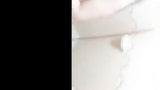 كنت بايته عند حماتي ودخلت خدت دش لاقيت  سكس سعودي اخو جوزي داخل عليا عريان ملط ومسكني من شعري بالعافيه دخل زبر في بوقي
