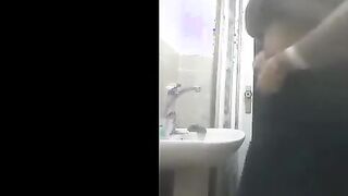 حكمت علي المموس وهي في الشغل تدخل الحمام تفرجني سكس ايه  علي شعرت كسها الهايج دخلت الحمام و صورتلي نفسها لبوه نيك