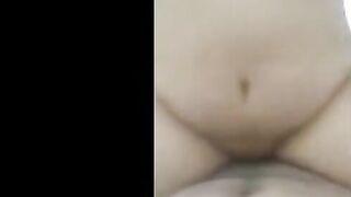 اللبوه المربربه قعده علي بزازي  زبري فشخ كسها نيك وعماله تقولي اااح زبرك جامد نيك خلتني جبت اربع مرات اااح يا كسي