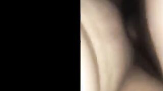 المتناكه نايمه تحت مني بزازي  وانا عمال ارزع بزبري في كسها المولع وهي بتصوت و بتتشرمط عليا عايزني افشخها اكتر