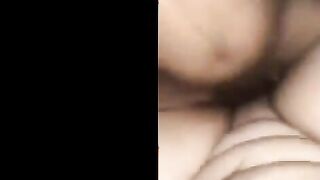 المتناكه نايمه تحت مني بزازي  وانا عمال ارزع بزبري في كسها المولع وهي بتصوت و بتتشرمط عليا عايزني افشخها اكتر