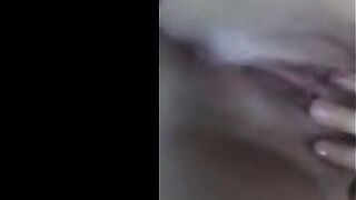 الهايجه ام كس شرقان نايمه علي ضهرها و عامله احلي  بزازي مكالمه سكس فشخ كسها المولع دعك وبعبصه نزلت لبن كتير فشخ