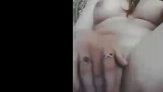 القحبه داليا قعده علي الكنبه فشخ رجلها وهي عريانه ملط بزازي سكس  و عماله تدعك في كسها الهايج لحد مانزلت لبنها قحبه هايجه