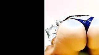المموس المربربه  قعده بين رجل عشيقها عماله ترضع في زبر فشخها لحس و مص و تفعيص في بضانوا ركبت علي زبر فشخت كسها  bzazy