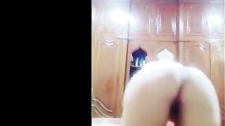 فايزه الشرموطه لابسه قميص نوم احمر شفاف جاحد و بترقص ل عشيقها الهايج وهو بيكلمها خلعت القميص وركبت علي المخده xnxx عراقي