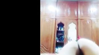 فايزه الشرموطه لابسه قميص نوم احمر شفاف جاحد و بترقص ل عشيقها الهايج وهو بيكلمها خلعت القميص وركبت علي المخده xnxx عراقي