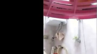 غفلت اختي الجامده و سابت تلفوني في الحمام صورتها فيديو وهي بتاخد دش  هجت عليها اوي نفسي  انكها و افشخ طيزها  xnxx عربي