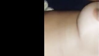 مسك اختها المموس خلعها الاندر وفشخ رجلها بالعافيه وهي عماله تصوت فضل ينيك في كسها لحد ماجبهم علي بطنها xnxx مصري