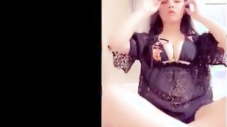 لبوه سعوديه قحبه فاتحه لايف و لابسه قميص نوم اسود جاحد  قعدت مع الداعم في غرفة البرايفت فشخت كسها دعك xnxxعربي