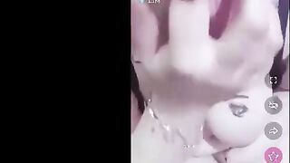 الشرموطه ملبلينا لبوة تانجو لايف فاتحه لايف ضرب نااار و هي قعده عريانه ملط وعماله تتشرمط و تتعالق علي المتابعين xnxxمصري