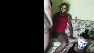 الخولات فاتحين لايف و كل واحد فيهم عارض مراته الشرموطه و الديوث بيقولها يلا يا متناكه مصي زبري عشان افشخك xxnxx