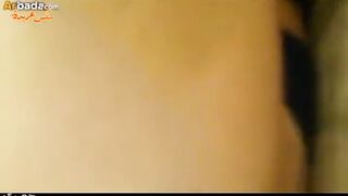 اللبوه لابسه  بزازي سكس بيبي دول ازرق جامد نييك فشخالي رجلها و انا بدخل زبري في طيزها و هي عماله تدخل صوابعها في كسها