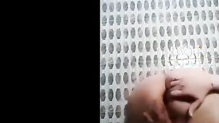 توتا مموس الفيوم الهايجه قعده في الحمام بتصور بزازي سكس  نفسها ل صاحبها  وهي عماله تعصر في بزازها و فشخ كسها الهايج بعبصه