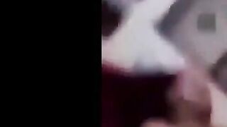 الزبير استغل غايب مراته وجاب  بزازي حببتوا الهايجه البيتوغفلها وصورها وهو فاشخ كسها نيك عنيف وهي واقفه علي حرف الكنبه