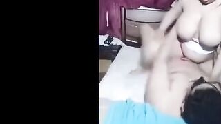 ديوث مصري خول مطلع مراته لايف وهي عريانه وقعده علي زبر فشخ كسها الهايج نيك  سكس العرب عنيف طلعت قعدت فوق وش عشان يلحس كسها