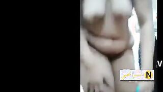 مموس كبيره في السن قعده ماسكه السجاره و كوبايه الشاي  سكس ايه بتكلم عشيقها  و اول ما هاجت قامت خلعت ملط وفشخت كسها