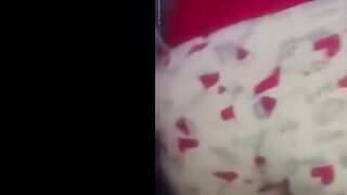 الشرموطه كانت بتكلم عشيقها فيديو وبتفرجوا علي طيزها و خرمها الواسع سكس ايه و ابنها دخل عليها قحبه مصريه ممحونه
