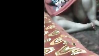 امي الهايجه قعده قدامي من غير اندر و فشخ رجلها هيجتني عليها سكس سوداني و وقفت زبري هموت واقوم افلقس طيزها وافشخها نيك