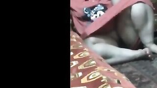 امي الهايجه قعده قدامي من غير اندر و فشخ رجلها هيجتني عليها سكس سوداني و وقفت زبري هموت واقوم افلقس طيزها وافشخها نيك