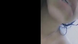 مموس تونسيه بعت فيديو لصاحبها بتفرجوا علي بزازها الكبيره  سكس شرمها وهي عماله تعصر فيهم فشخ كسها دعك عنيف لحد ما جبتهم