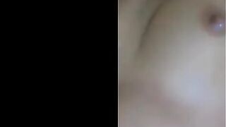 مموس تونسيه بعت فيديو لصاحبها بتفرجوا علي بزازها الكبيره  سكس شرمها وهي عماله تعصر فيهم فشخ كسها دعك عنيف لحد ما جبتهم